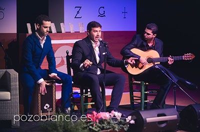 Antonio de Pozoblanco al cante, Javi "el tomate" a la guitarra y al cajón el bailaor Antonio J. Ventura