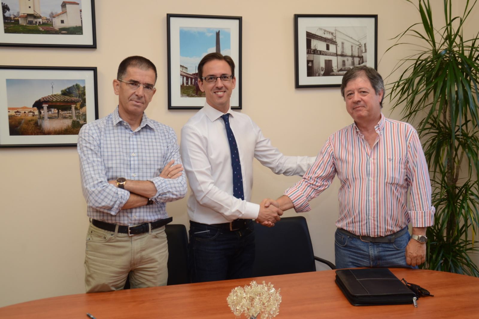 El Ayuntamiento firma el contrato del servicio de ayuda a domicilio por 892.000 euros 1