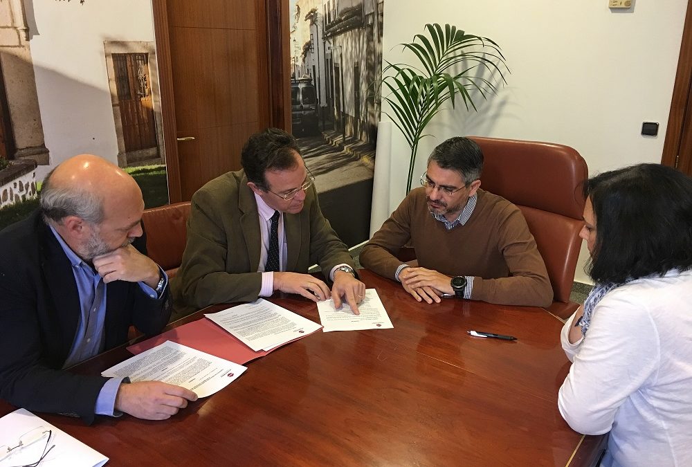 El Ayuntamiento firma un convenio con la UCO para impartir cursos de inglés a adultos