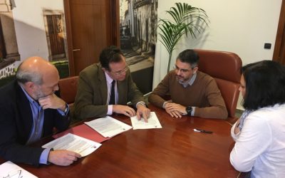 El Ayuntamiento firma un convenio con la UCO para impartir cursos de inglés a adultos