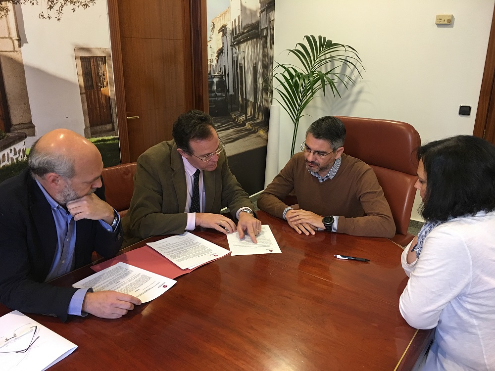 El Ayuntamiento firma un convenio con la UCO para impartir cursos de inglés a adultos 1