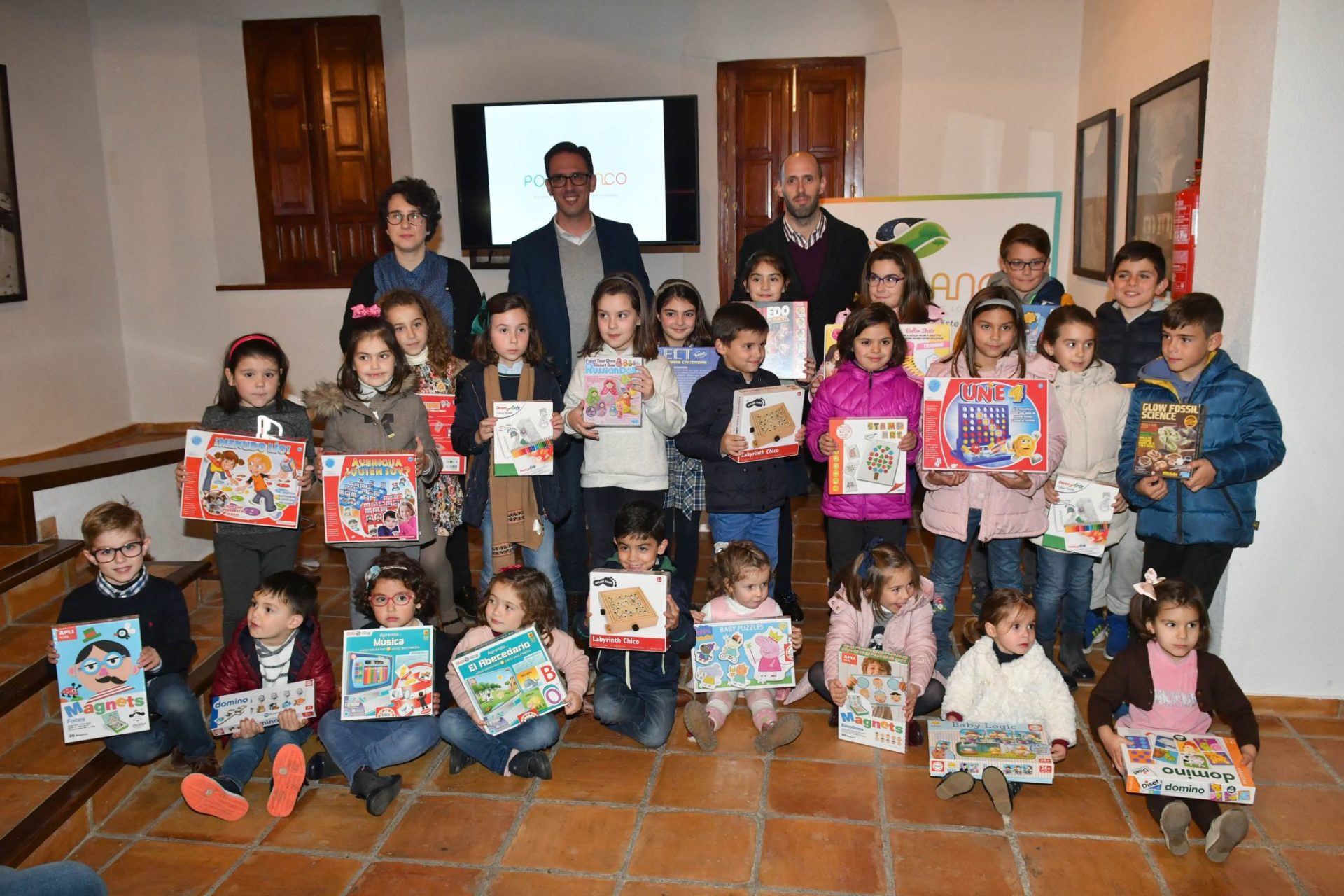 Los niños y niñas que recibieron un premio por el concurso de la carta a los Reyes Magos
