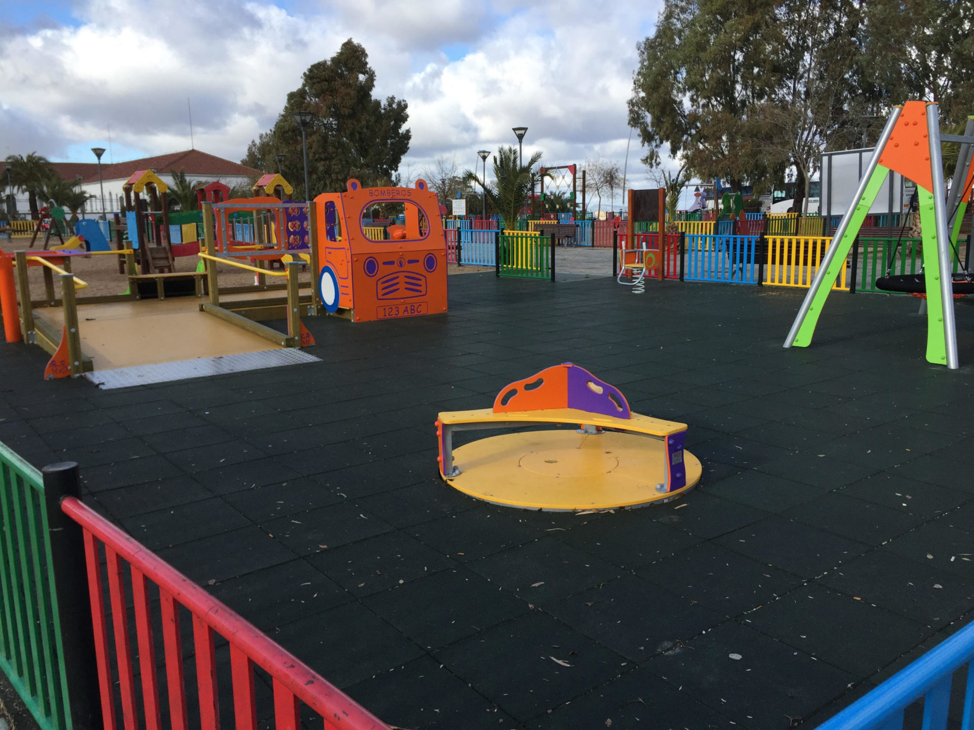 El Ayuntamiento adapta el parque infantil de La Salchi para niños y niñas con discapacidad 1