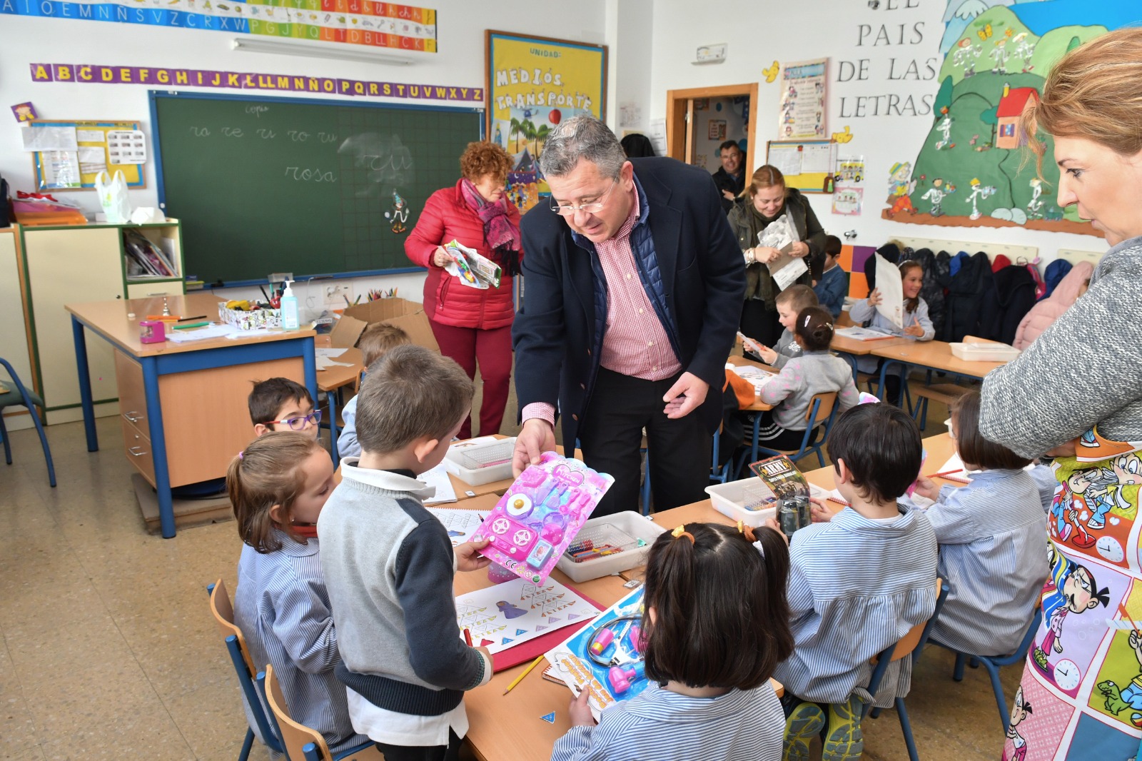 Más de 600 niños y niñas de Infantil de Pozoblanco reciben un regalo por participar en el concurso “Me gusta mi cole limpio” 1