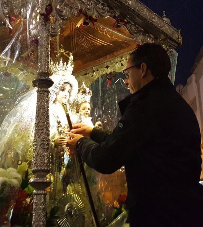 El alcalde ofreciendo el bastón de Alcaldesa Perpetua a la Virgen de Luna