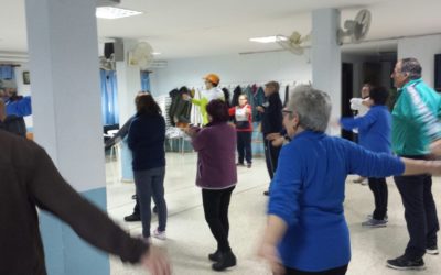 La lluvia obliga a los participantes de los Lunes Saludables a hacer gimnasia en interior