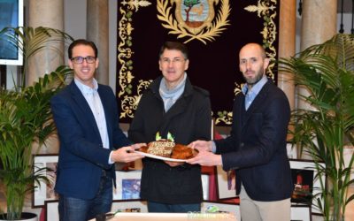 El pregonero de la Semana Santa recibe la insignia de la Marca Pozoblanco