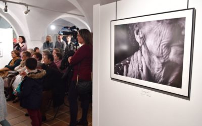 Las imágenes de mujeres sin medallas, en la exposición “Vecinas” de Nori Peñas