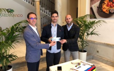 El Ayuntamiento entrega el distintivo de embajador al campeón del mundo de ciclismo en pista Alfonso Cabello