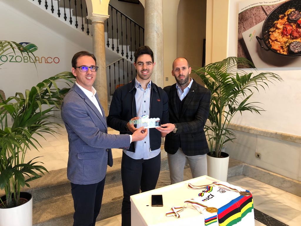 El Ayuntamiento entrega el distintivo de embajador al campeón del mundo de ciclismo en pista Alfonso Cabello 1