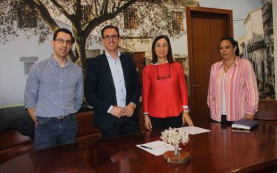 El Ayuntamiento firma por primera vez un convenio con la Asociación Recuerda de familiares de personas con Alzhéimer