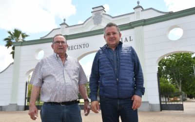El Recinto Ferial luce un escudo en granito donado por Senén García Martínez