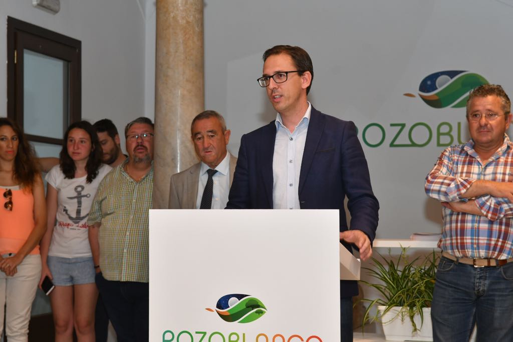 El  alcalde  recibe a los descendientes de la familia Blanco  Martín en el centenario de su llegada a Pozoblanco 1