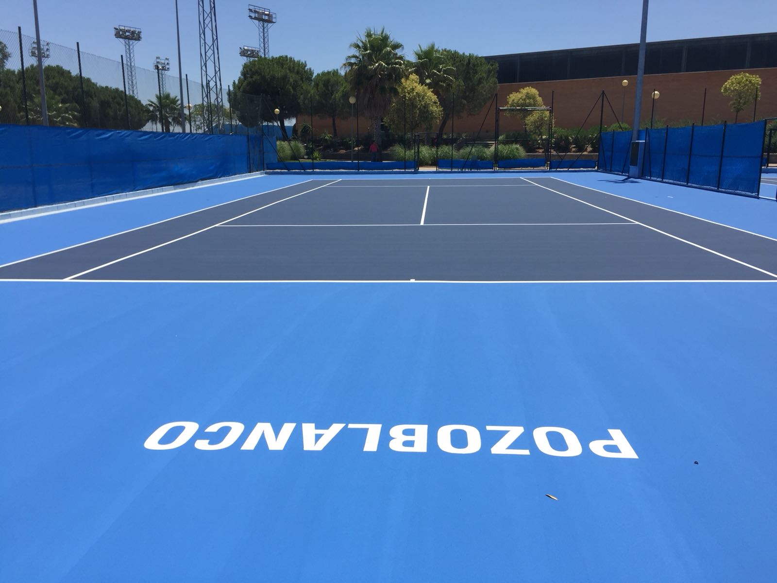 El Ayuntamiento reforma dos pistas de tenis del Polideportivo Municipal 1