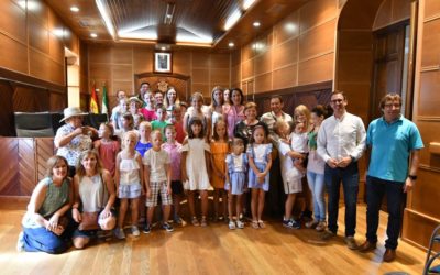 El Ayuntamiento recibe a los 25 niños bielorrusos que han sido acogidos este verano