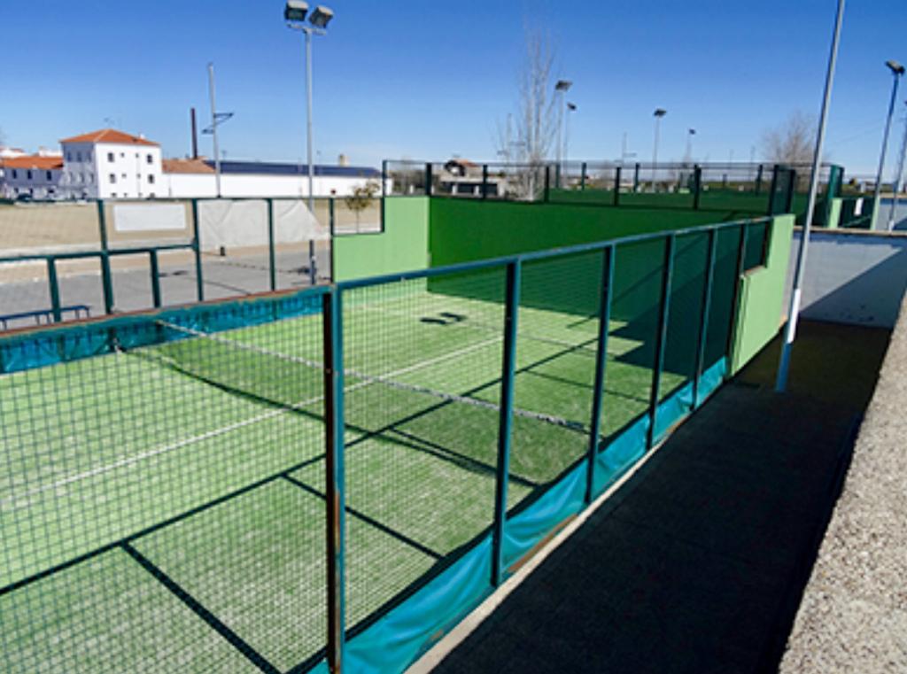 El Ayuntamiento de Pozoblanco transmite al Club de Pádel su compromiso de mejorar las pistas de la Ciudad Deportiva 1