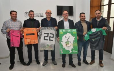 La Escuela Municipal de Fútbol Base estrena escudo y equipación por su 30 aniversario