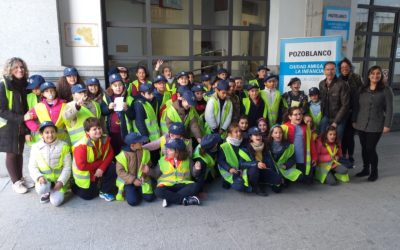 Los escolares realizan multas de tráfico simbólicas por el Día de la Discapacidad