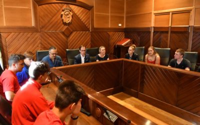 El alcalde recibe en el Salón de Plenos a estudiantes franceses de intercambio