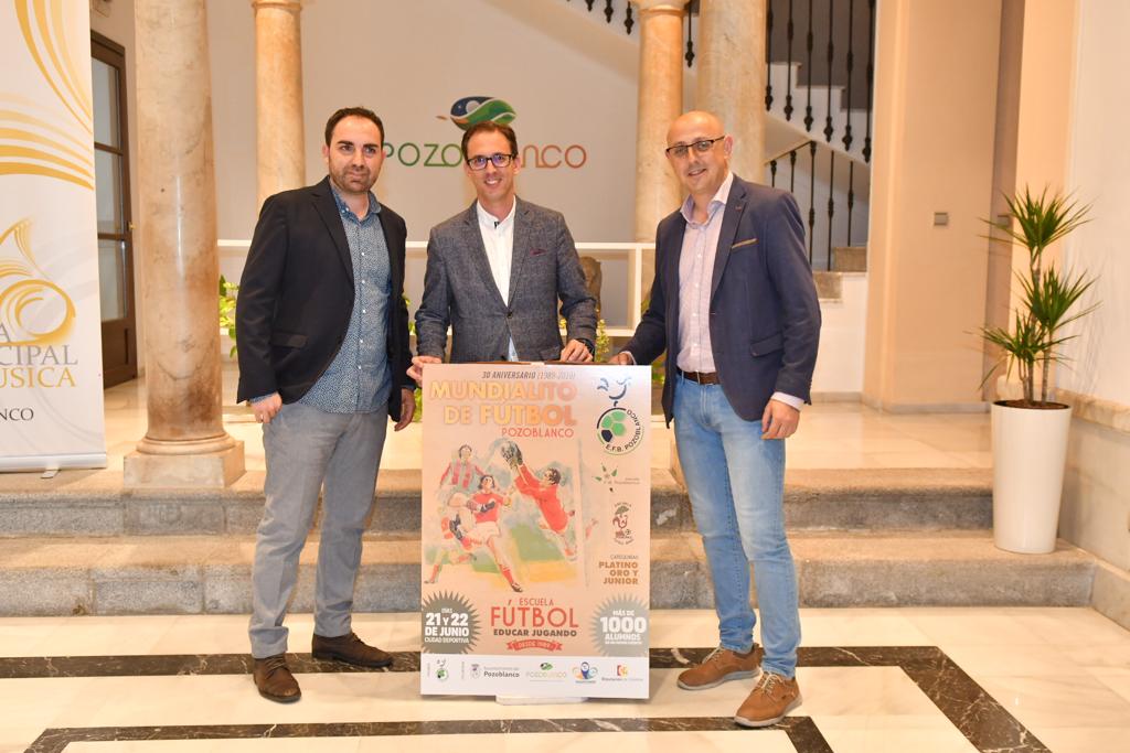 El Ayuntamiento presenta el cartel del Mundialito de fútbol con motivo del 30 aniversario de la Escuela de Fútbol Base 2