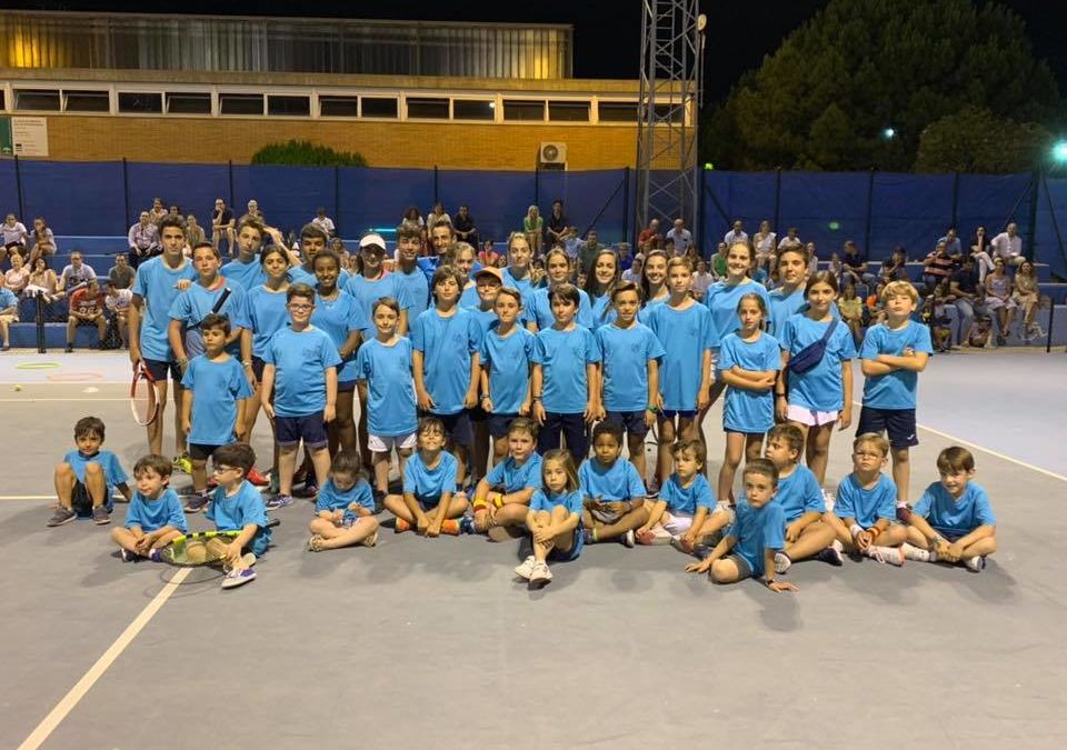 La Escuela Municipal de Tenis Pozoblanco celebra la fiesta final de curso en el Polideportivo Municipal