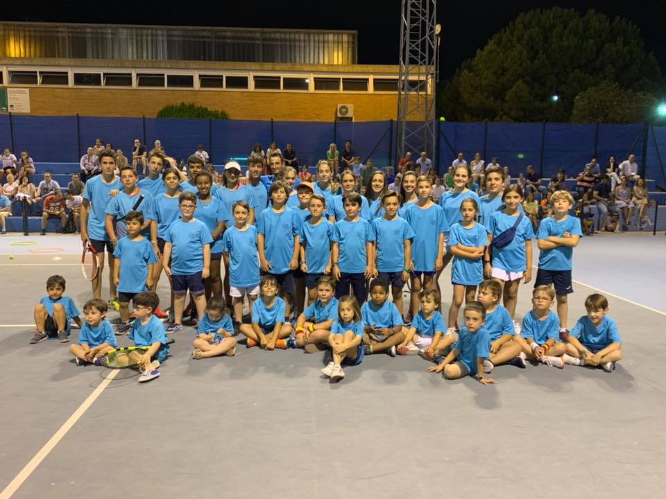 La Escuela Municipal de Tenis Pozoblanco celebra la fiesta final de curso en el Polideportivo Municipal 1