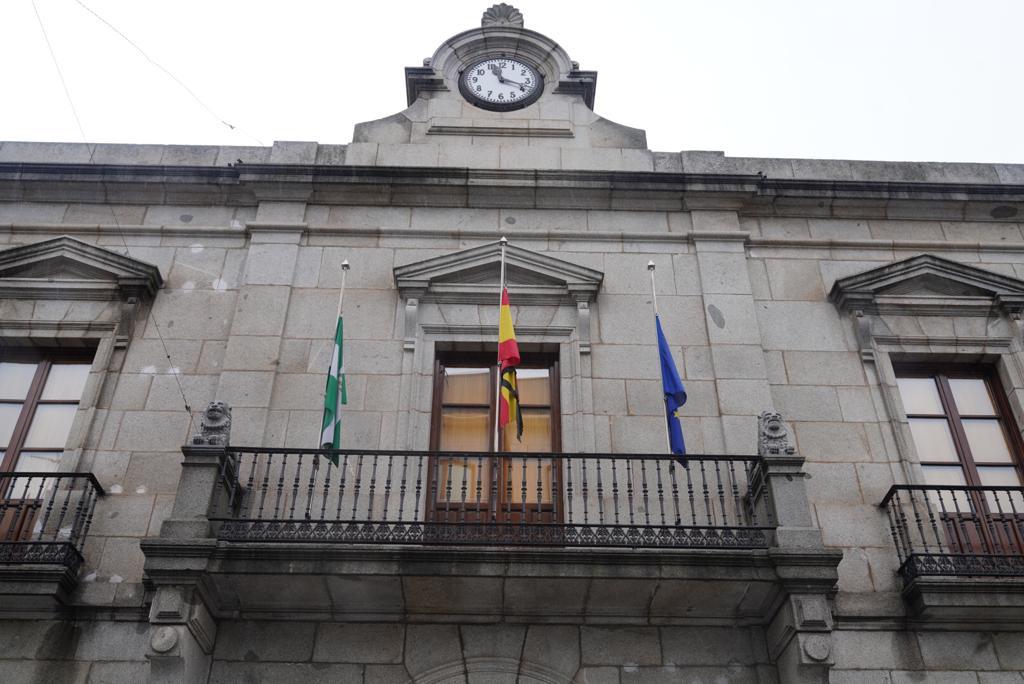 Las banderas del Ayuntamiento de Pozoblanco ondean a media asta en homenaje a los fallecidos por el coronavirus     1