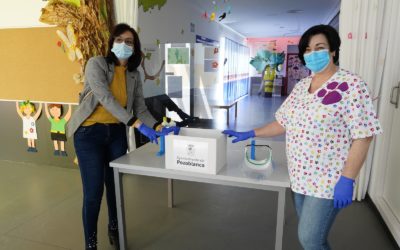 El Ayuntamiento reparte mamparas protectoras y material sanitario a  los centros escolares de Pozoblanco