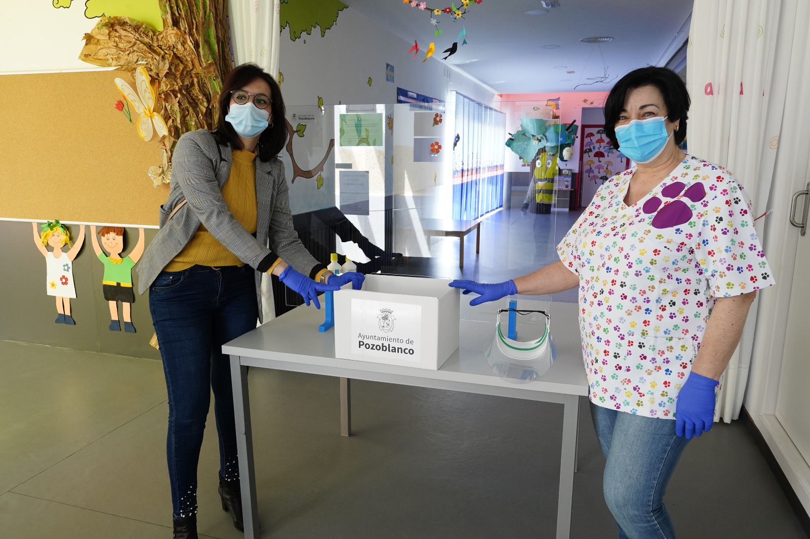 El Ayuntamiento reparte mamparas protectoras y material sanitario a  los centros escolares de Pozoblanco 1