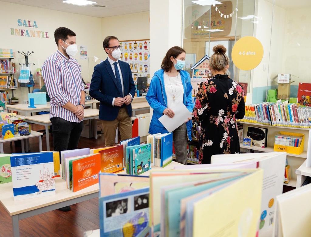 La Biblioteca de Pozoblanco recibe 5.000 euros de la Junta para la compra de libros en establecimientos del municipio 1