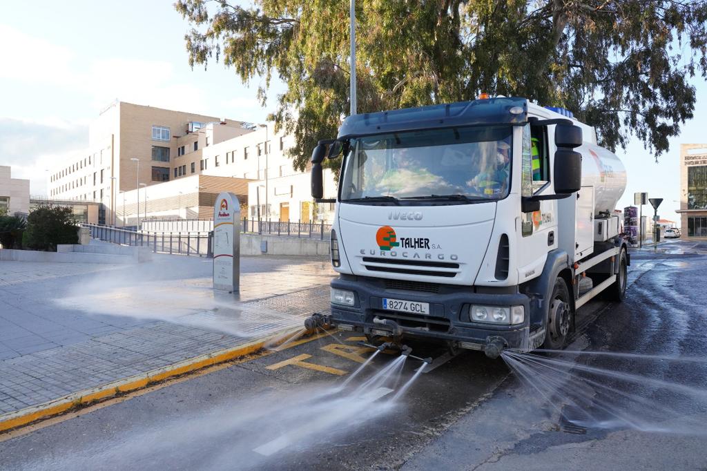 El Ayuntamiento refuerza el servicio de desinfección viaria en Pozoblanco para hacer frente al Covid 1