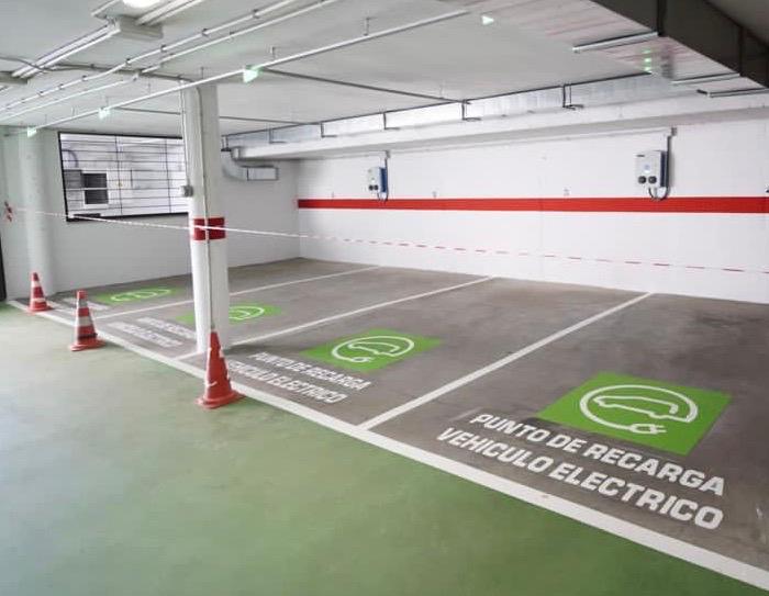 El Ayuntamiento pone en marcha dos puntos de recarga para coches eléctricos en el parking público del Bulevar 1