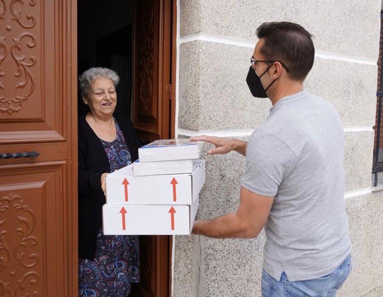 El Ayuntamiento reparte 450 menús especiales y 800 cestas a los mayores de Pozoblanco 1