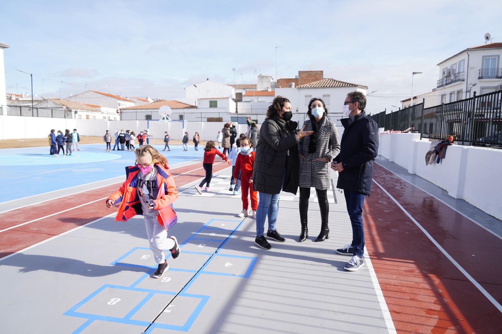 El Ayuntamiento de Pozoblanco estrena la nueva pista  del patio del colegio Virgen de Luna 1