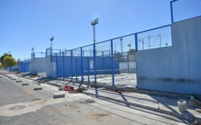 El Ayuntamiento de Pozoblanco comienza las obras de la nueva cubierta en dos pistas de pádel municipales