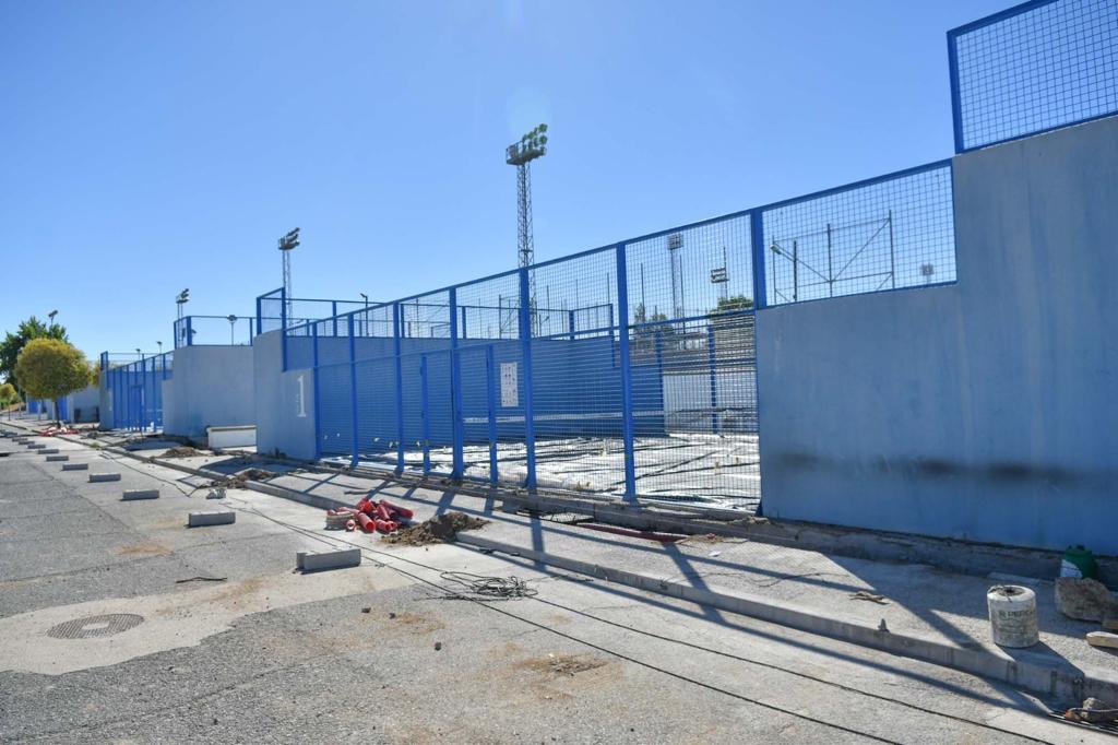 El Ayuntamiento de Pozoblanco comienza las obras de la nueva cubierta en dos pistas de pádel municipales 1