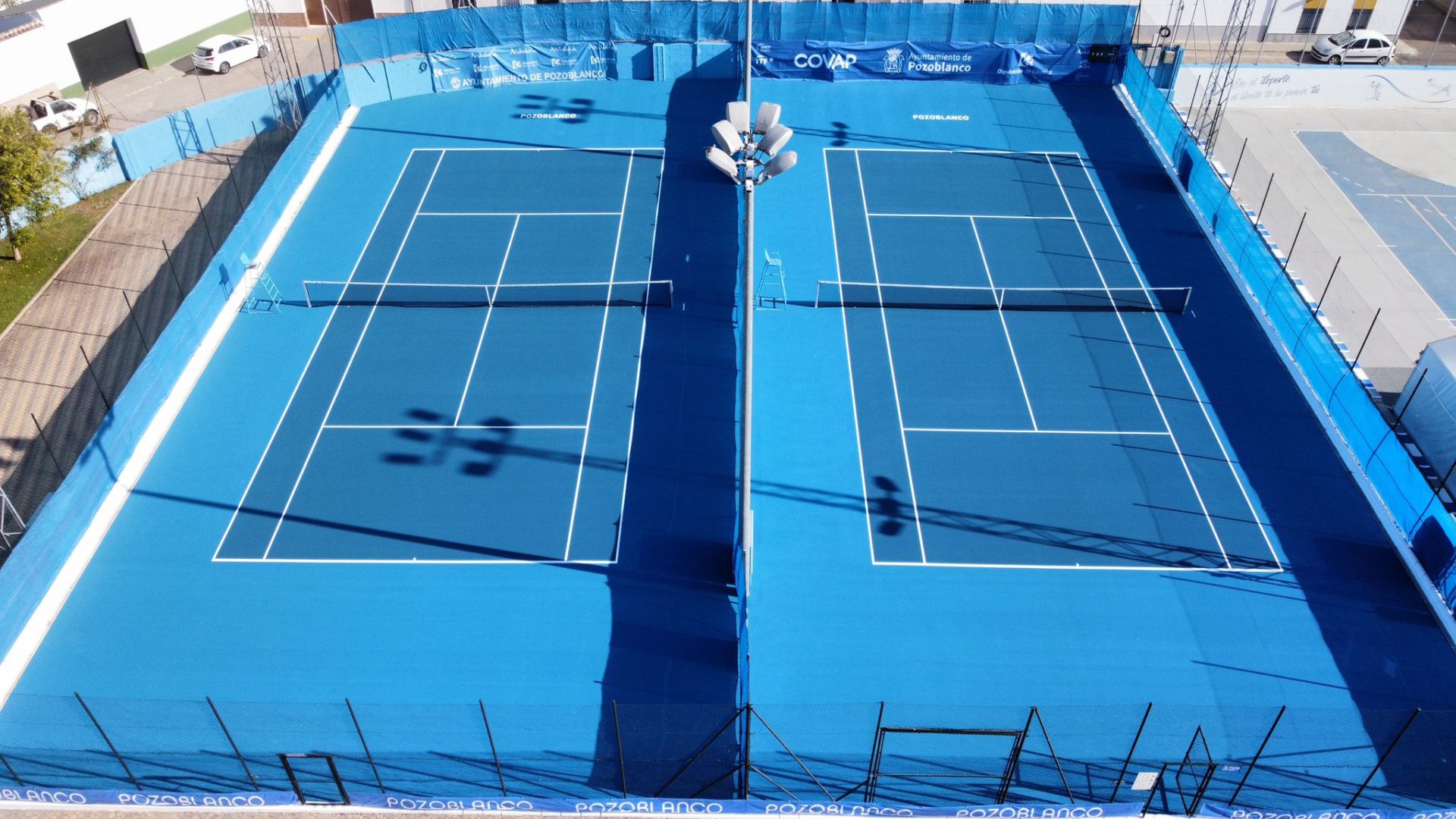 El Ayuntamiento de Pozoblanco mejora dos pistas de tenis del Polideportivo Municipal 1