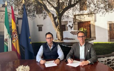 El alcalde de Pozoblanco firma el convenio para la construcción de la nueva pista cubierta del Club Hípico