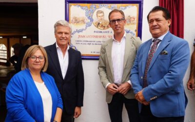 Pozoblanco homenajea a Juan Antonio Ruiz ‘Espartaco’ por su trayectoria con un azulejo en el Coso de Los Llanos