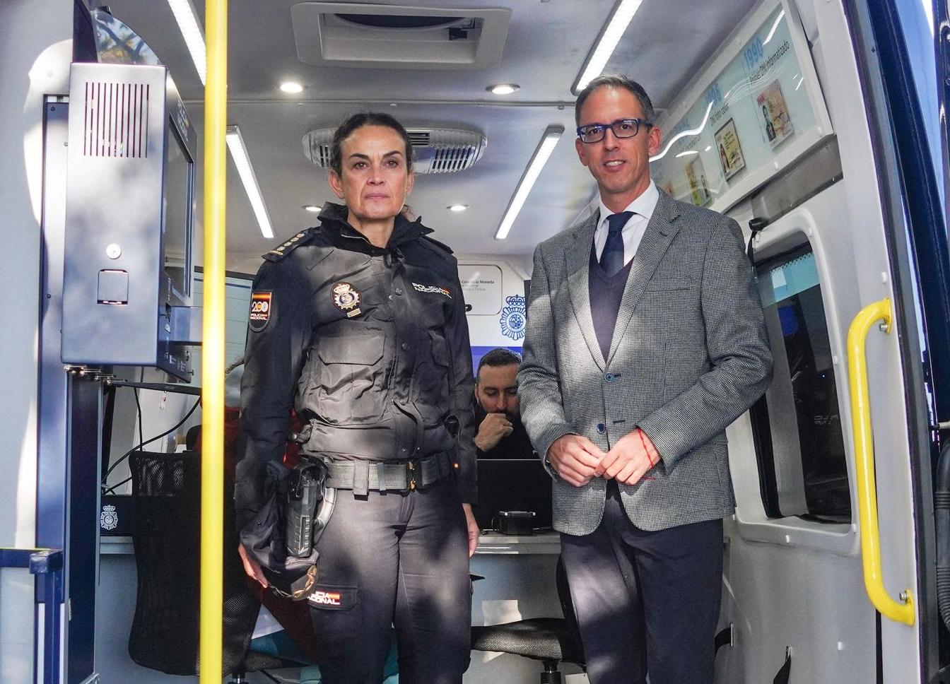 Pozoblanco recibe la nueva Unidad Móvil de la Policía Nacional para expedir el DNI y el pasaporte al instante